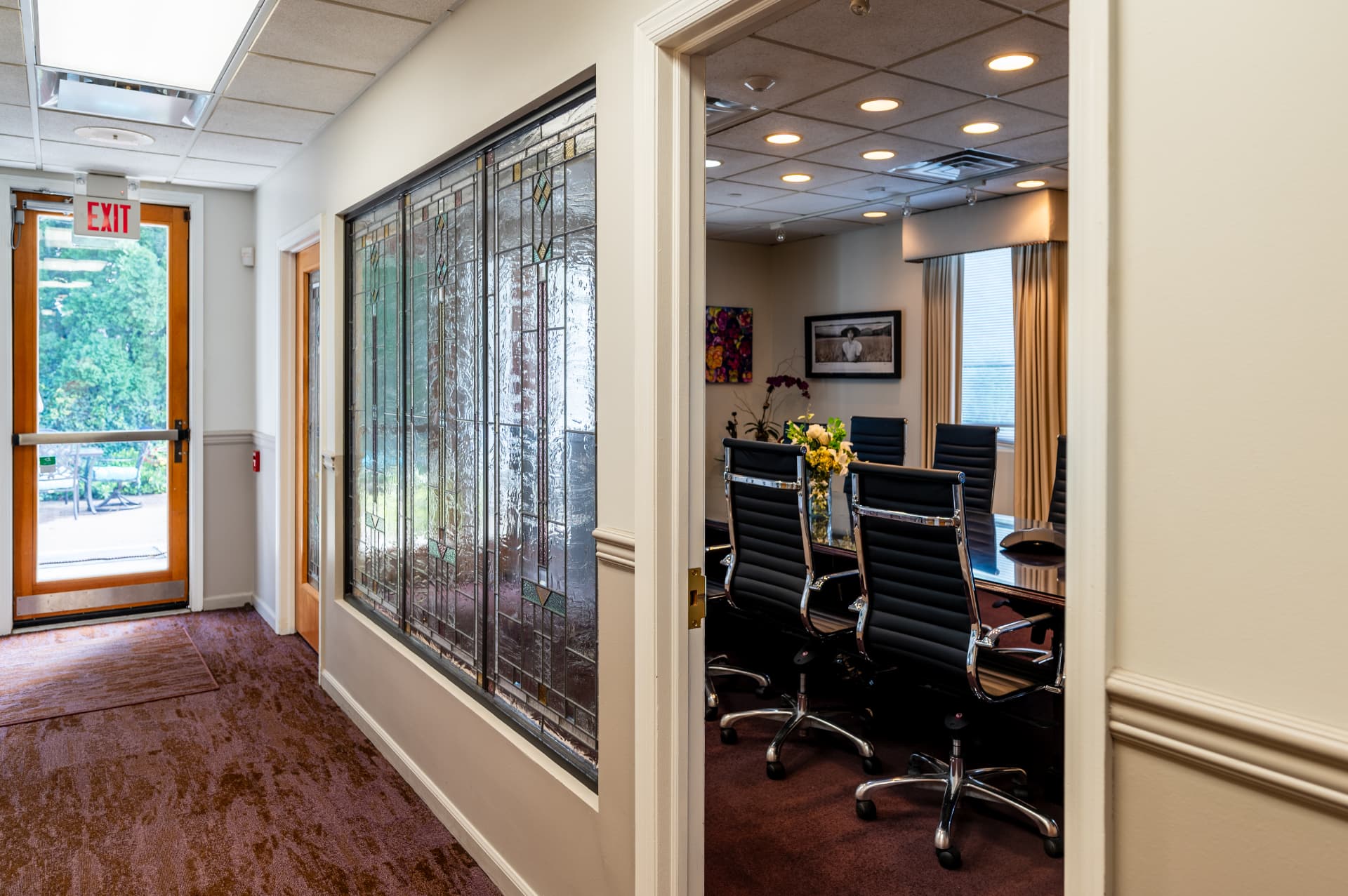 Conference room with large TV and whiteboard at Barros Executive Center